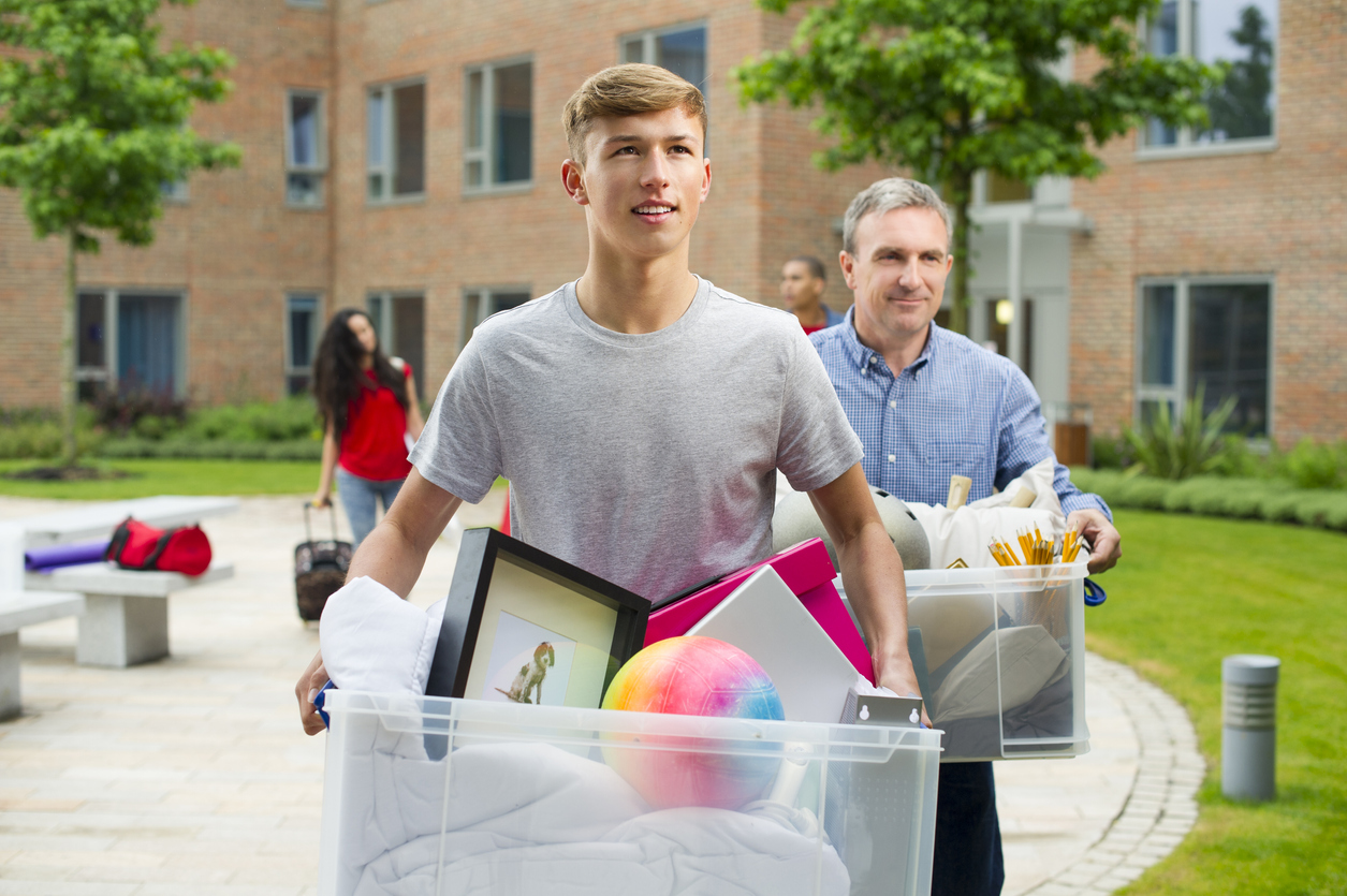 New student moving in easily because of the college communicating move-in day schedules