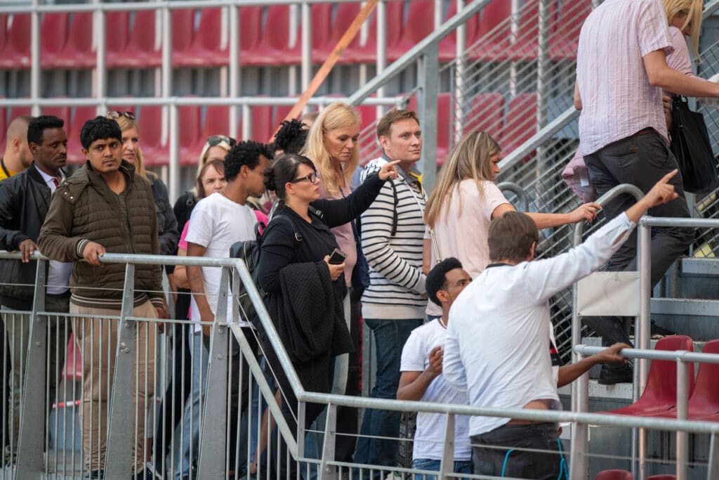 Fans easily navgating a big stadium through personalized maps that use fan experience metrics from past events