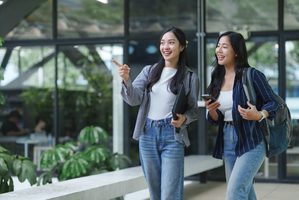 Students navigating the outdoor path between campus buildings by using a robust virtual map
