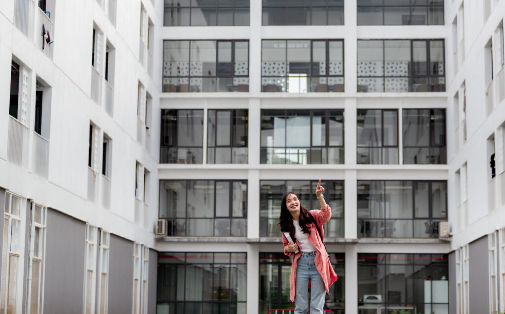 New student easily navigating campus and finding her dorm with digital tools for move-in day